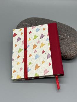 Buch Leinenrücken rot Herzen bunt Lesebändchen Gummiband handgebunden